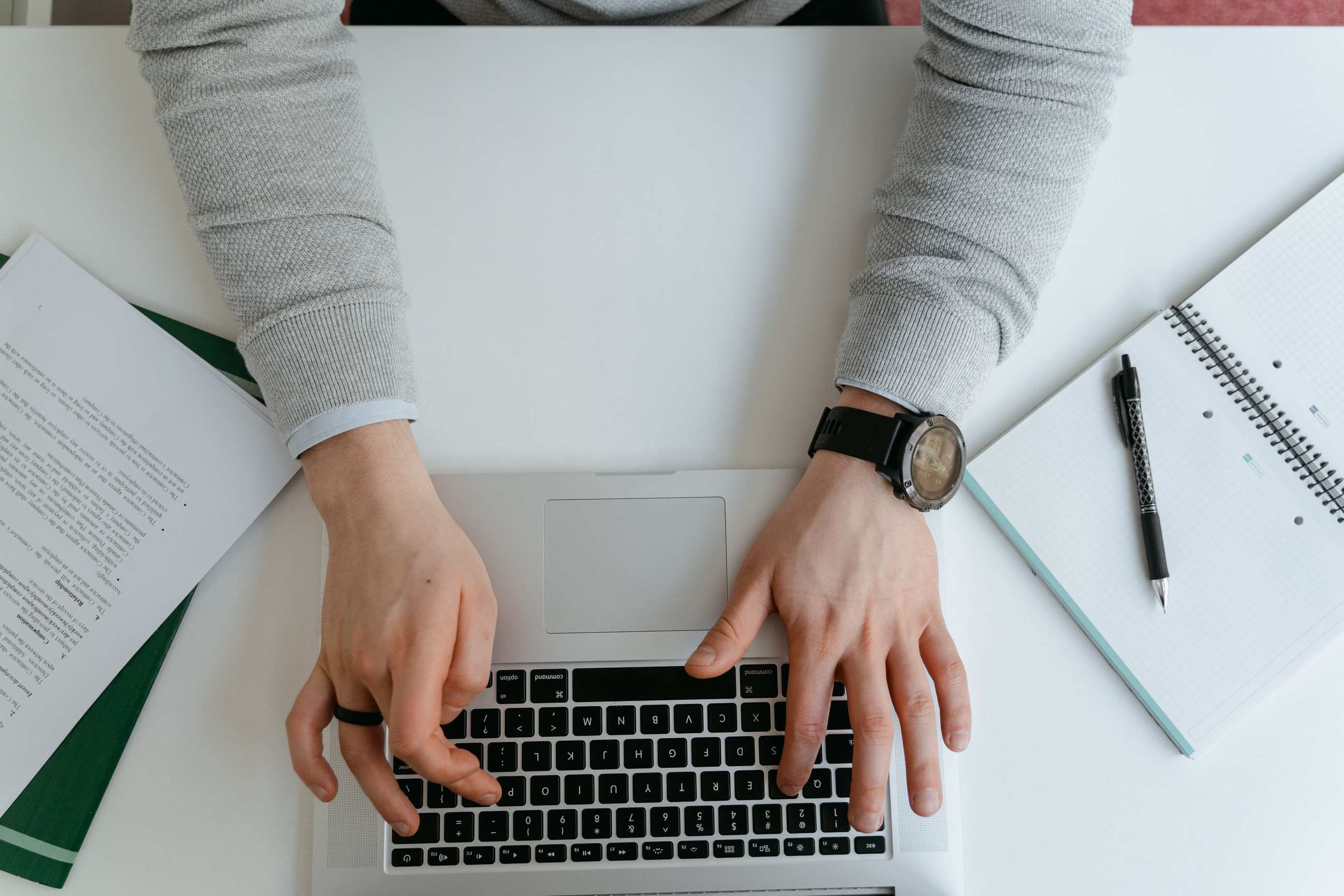Arbeitsplatz mit Laptop und Papierunterlagen in einem Büro